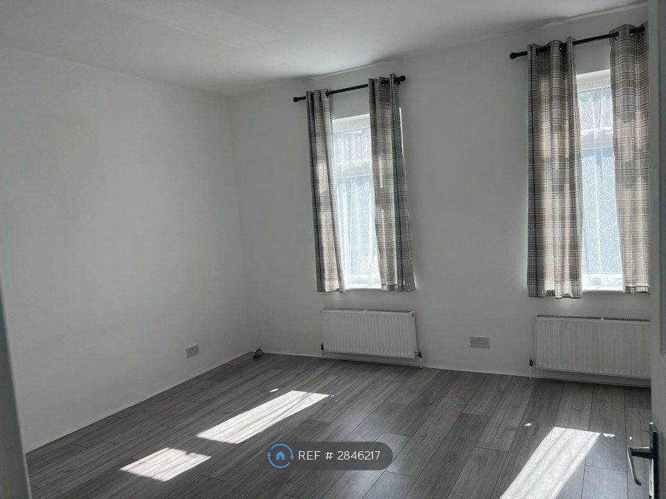 Property photo 2 of 17 Master Bedroom Kingsize With Fitted W/ Robes