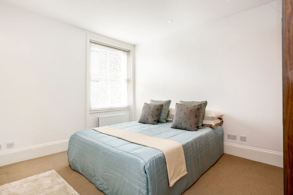 Property photo 2 of 13 Master Bedroom 01