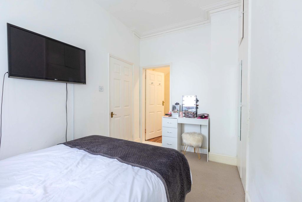 Property photo 3 of 9 21A Cookham Road-9