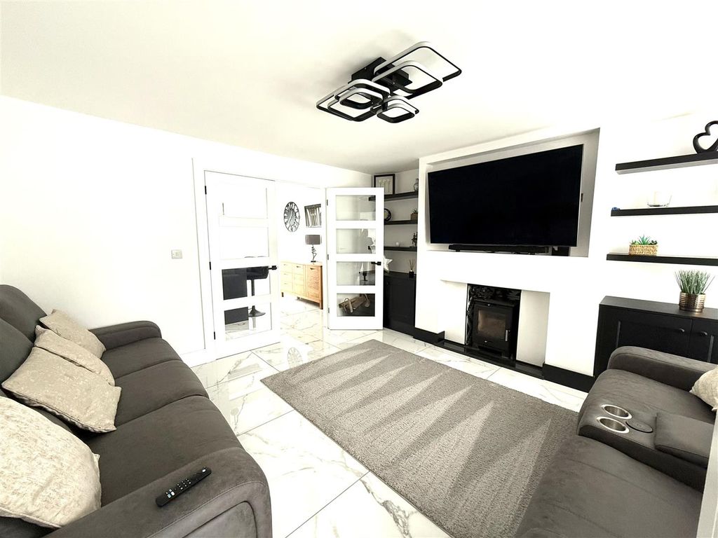 Property photo 3 of 19 71 Old Eat l.Jpeg