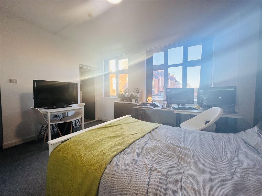 Property photo 2 of 7 Bedroom