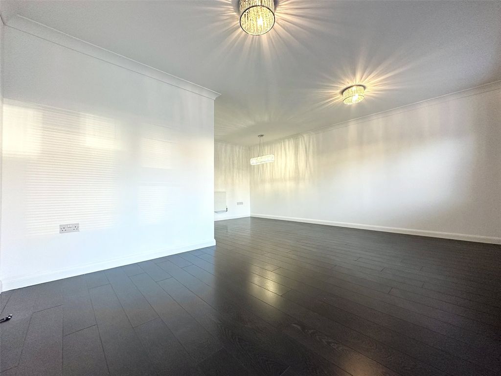 Property photo 3 of 22 Lounge/Dining