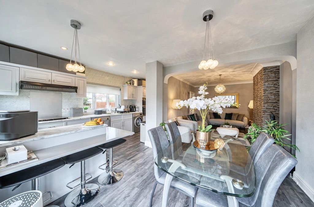 Property photo 3 of 11 Davidson Frost-Wellings, Dfw, Charmian Avenue, Sta