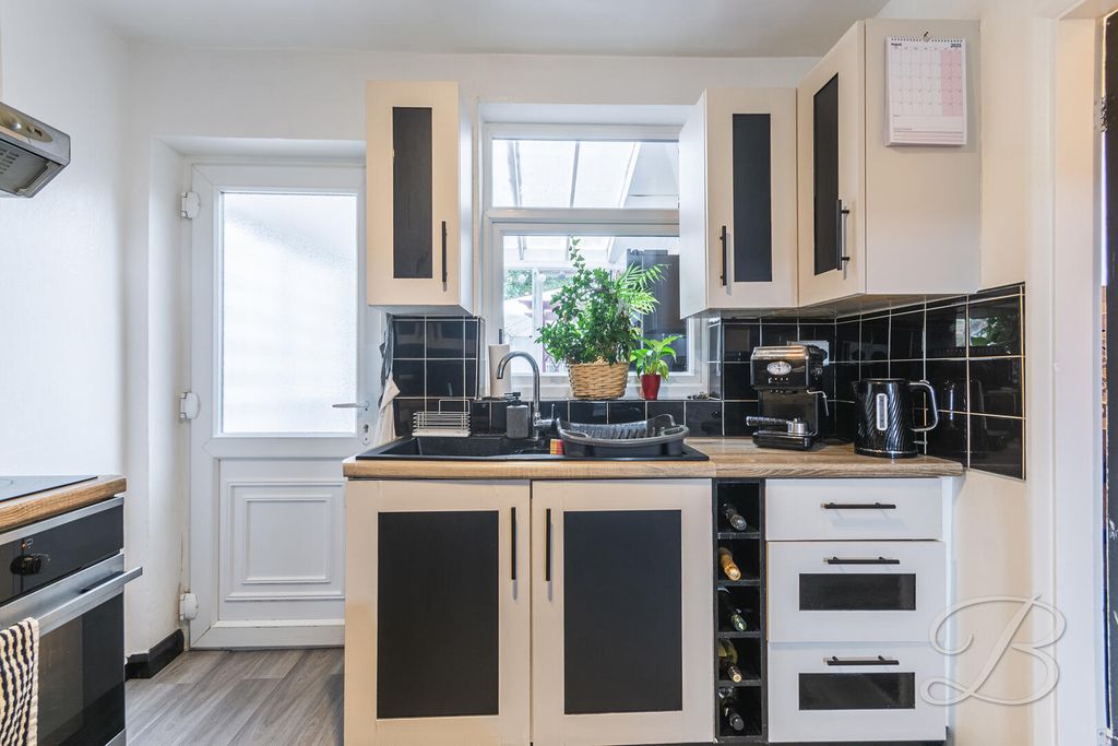 Property photo 3 of 21 Kitchen