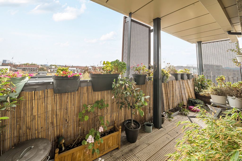 Property photo 3 of 17 Balcony