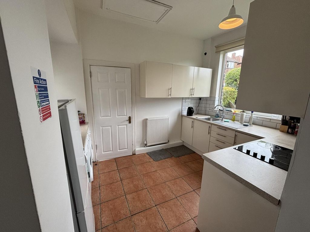 Property photo 3 of 17 Kitchen