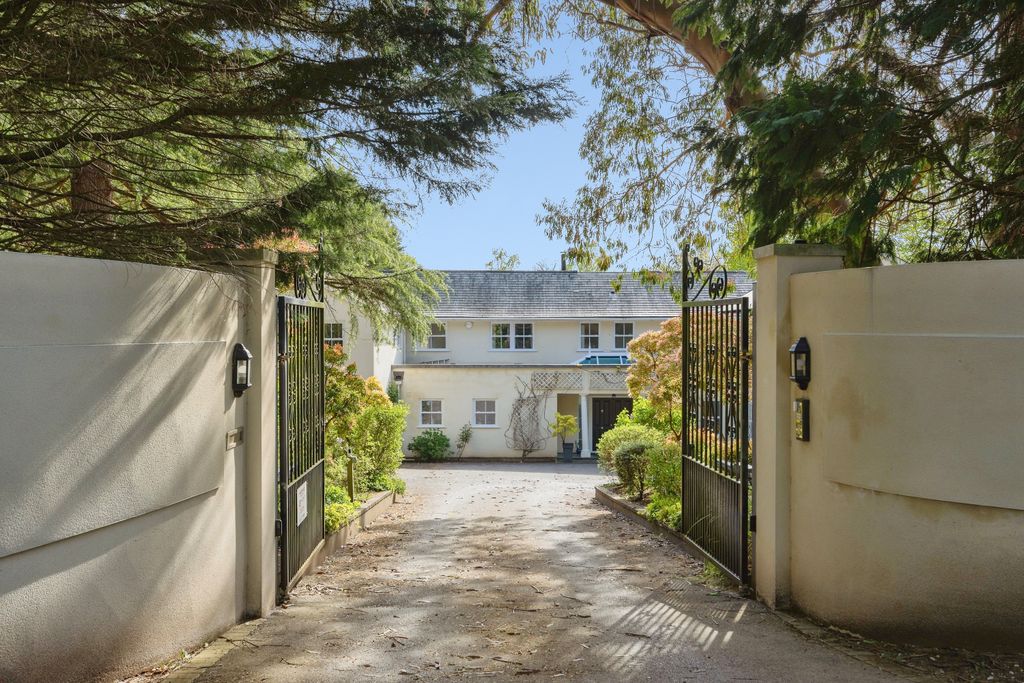 Property photo 2 of 20 Gated Entrance