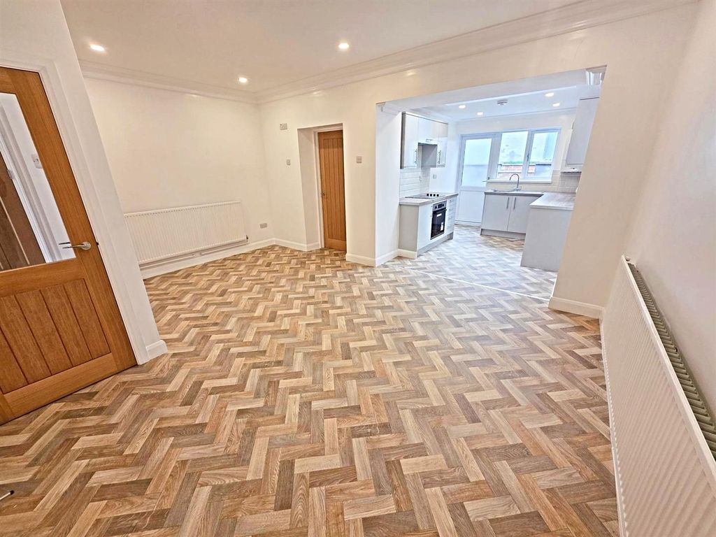 Property photo 2 of 23 Living/Dining Room