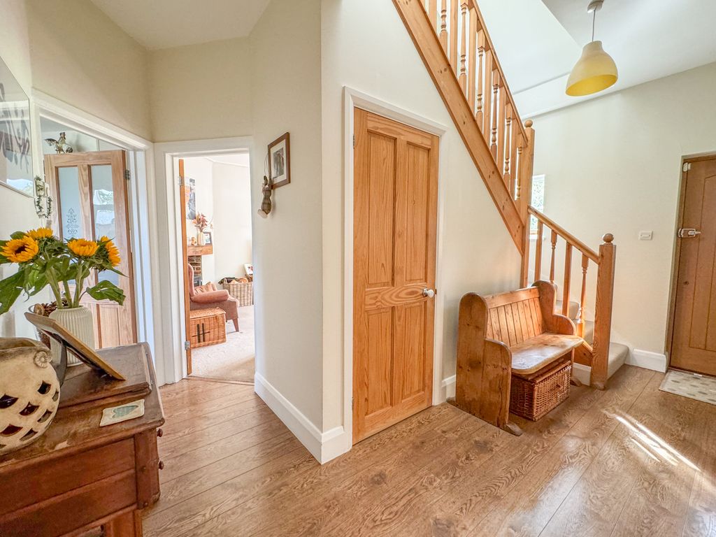 Property photo 3 of 38 Hall 1
