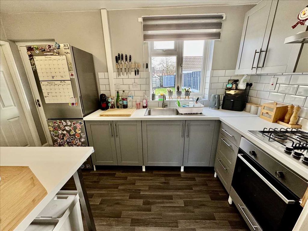 Property photo 3 of 8 Kitchen