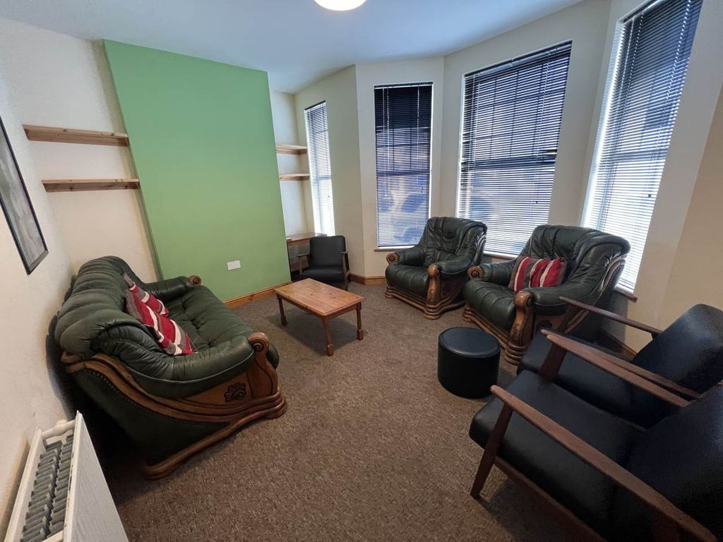 Property photo 2 of 17 Lounge