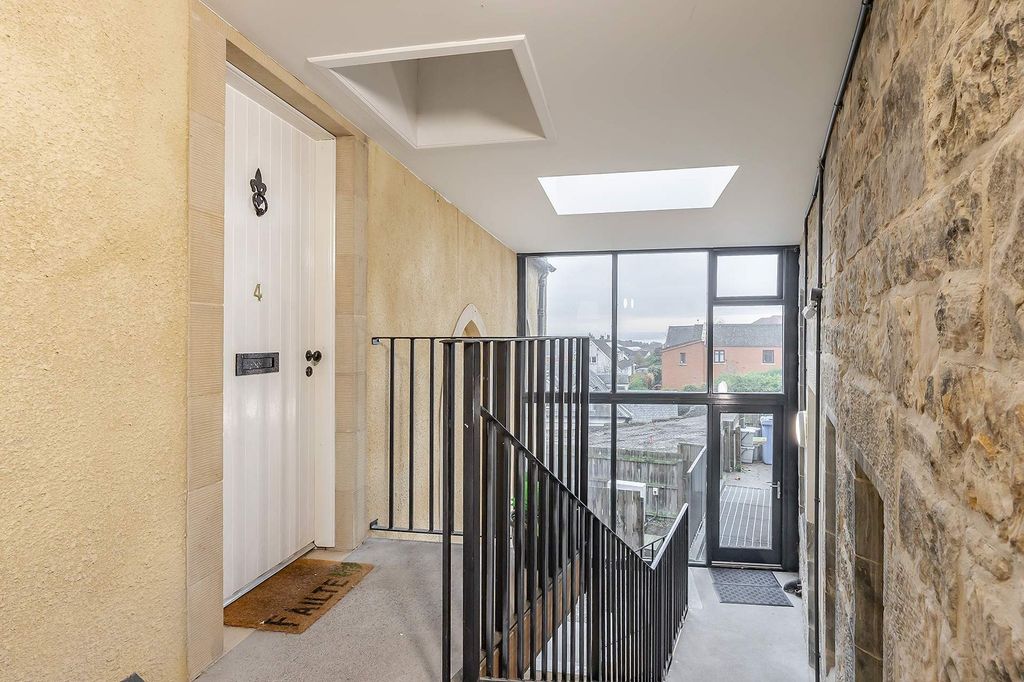 Property photo 2 of 17 Communal Hallway