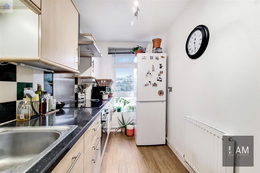 Property photo 3 of 11 Kitchen