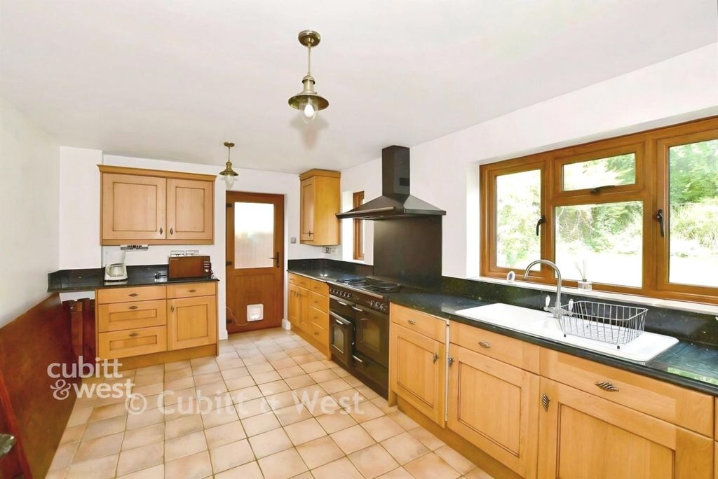 Property photo 3 of 18 Kitchen