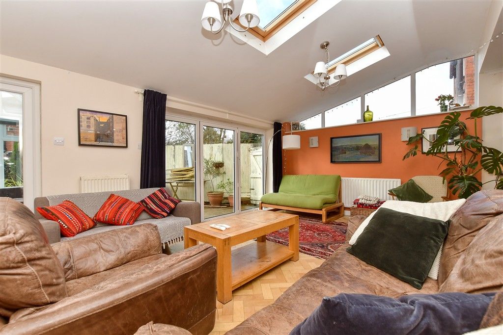 Property photo 3 of 20 Lounge