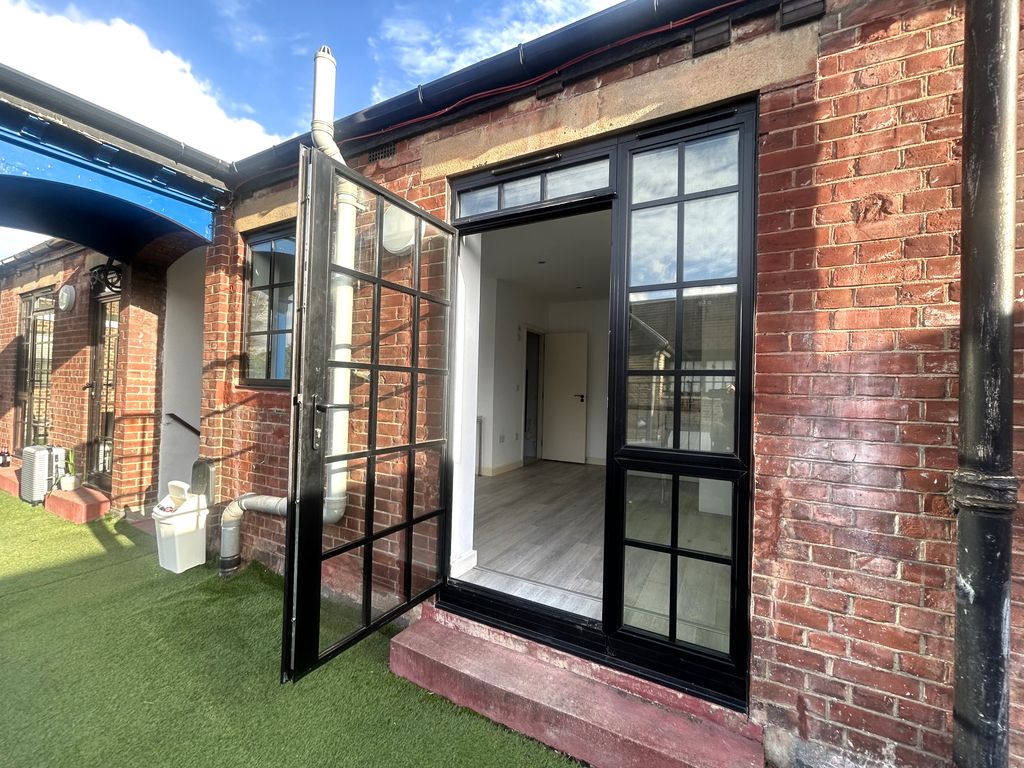 Property photo 3 of 12 Image00016