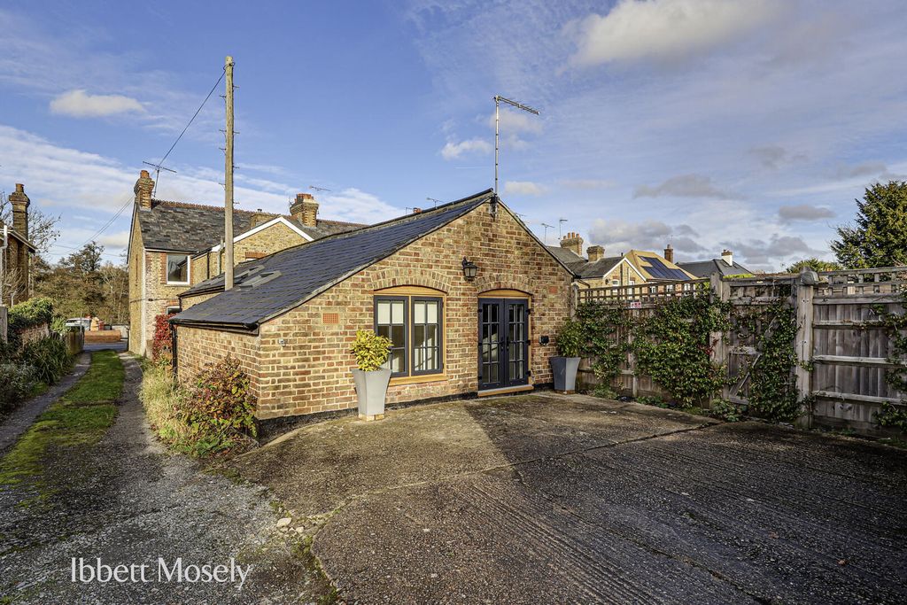 Property photo 1 of 9 Front (Exterior)