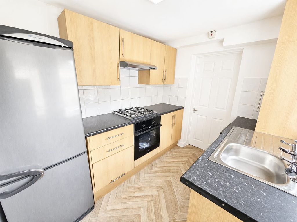 Property photo 3 of 8 Kitchen