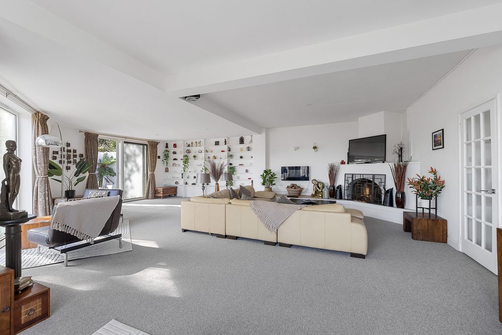 Property photo 2 of 14 Brackenside - Living Room