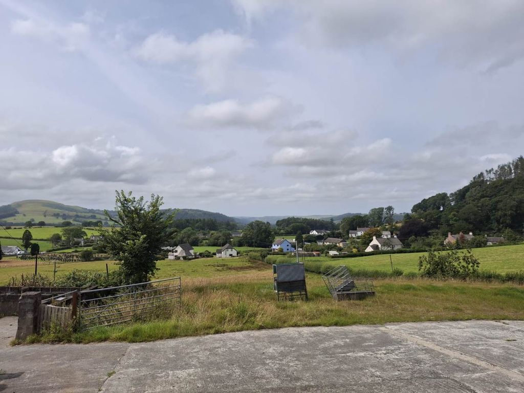 Property photo 2 of 12 43432c5F-1F76-4E46-B5d5-15240d5E4d88