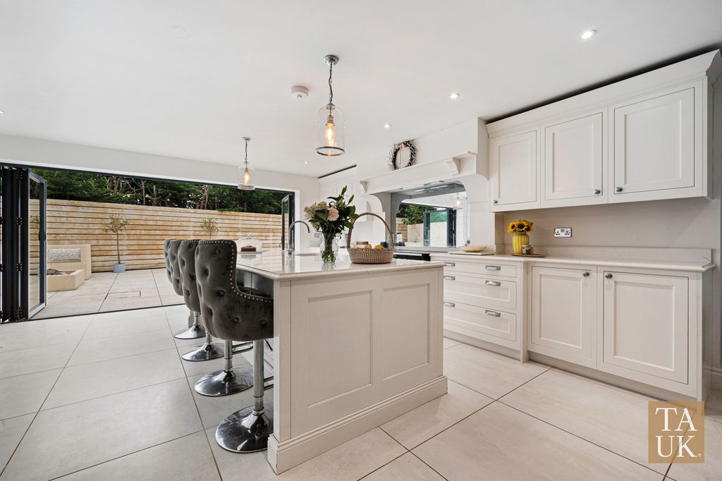 Property photo 3 of 41