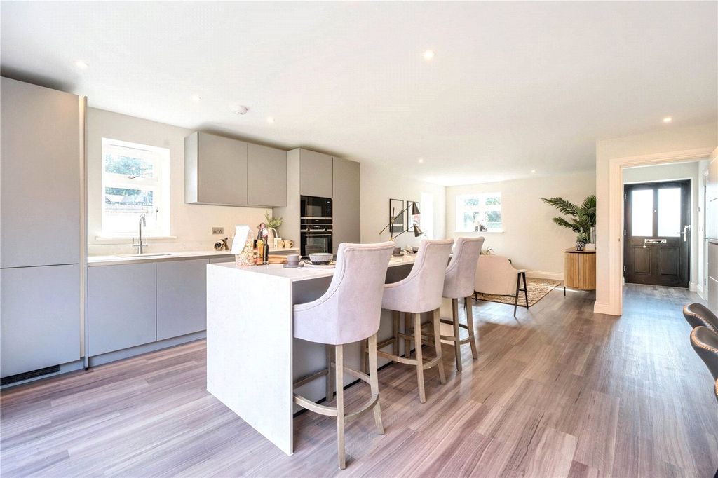 Property photo 3 of 14 Kitchen/Reception