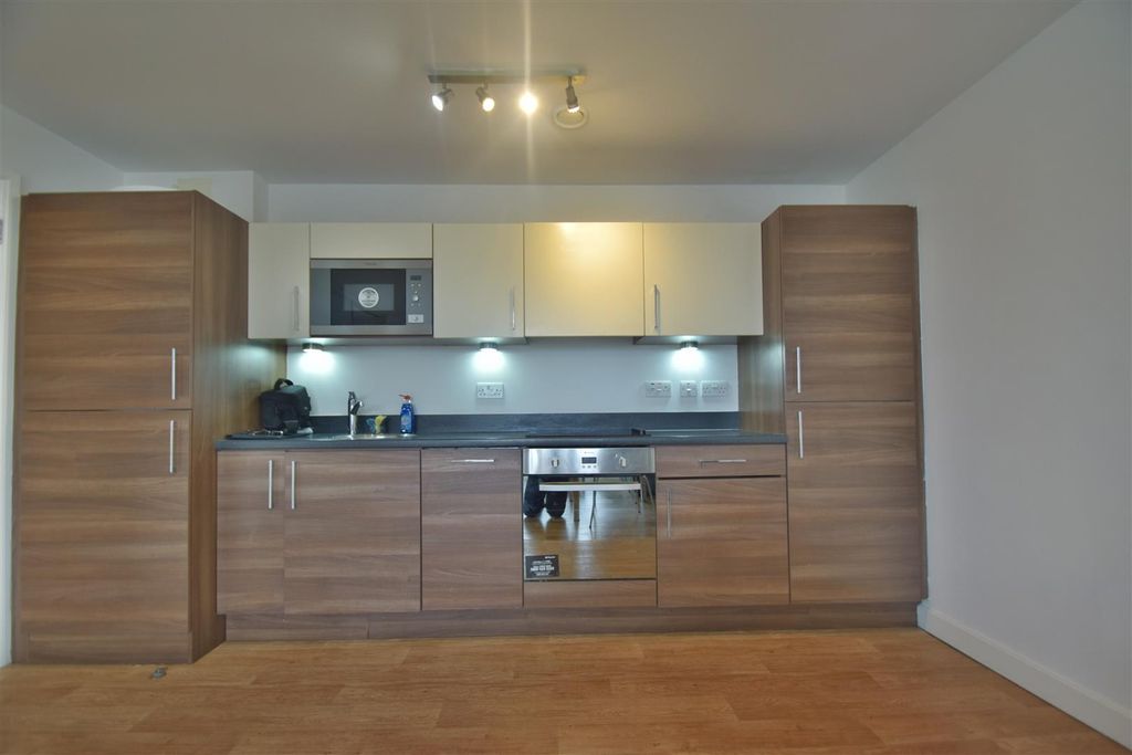 Property photo 3 of 11 Kitchen