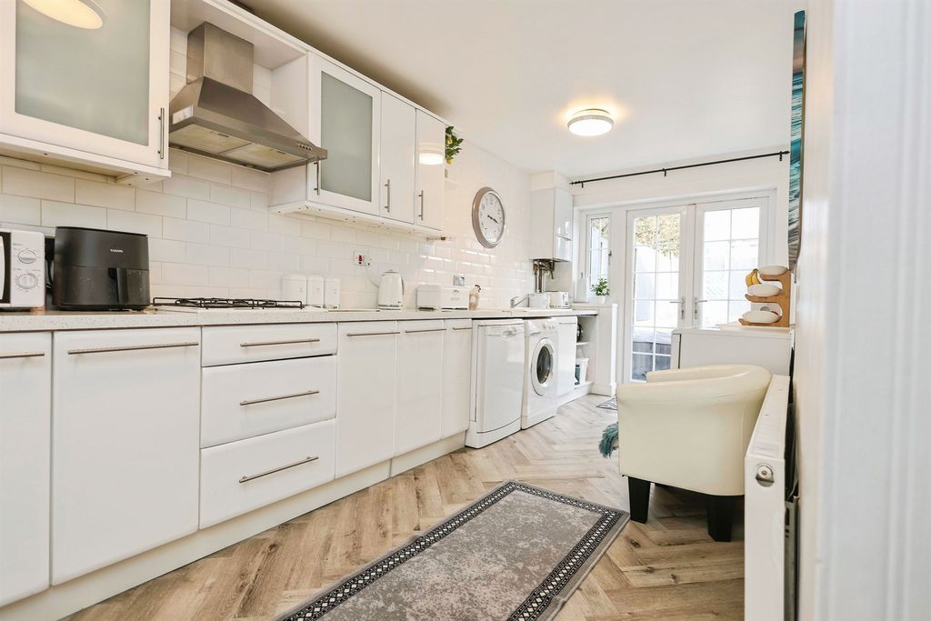 Property photo 2 of 20