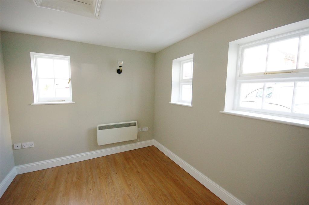 Property photo 3 of 11 Bedroom Aprt 1.Jpg