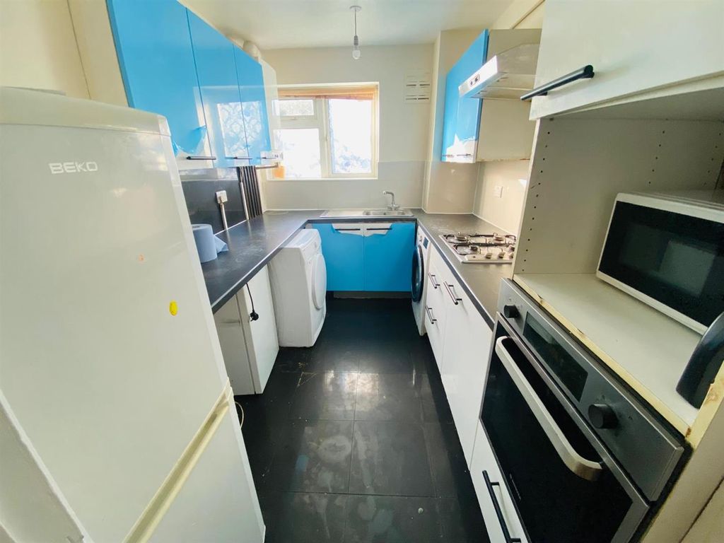 Property photo 3 of 7 Kitchen