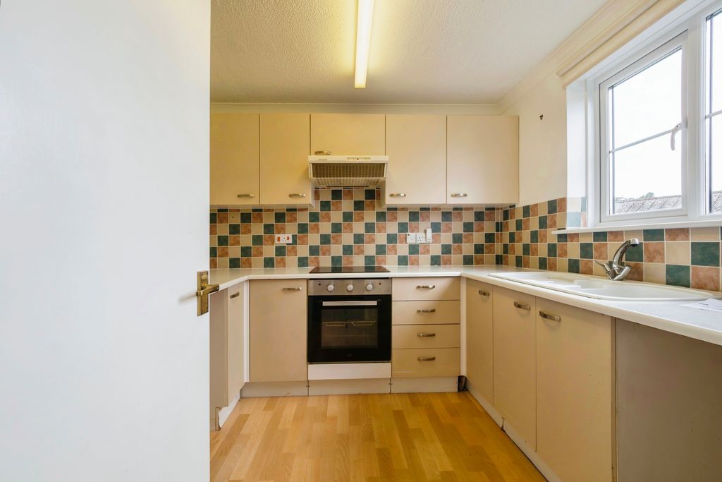 Property photo 3 of 12 Fitted Kitchen