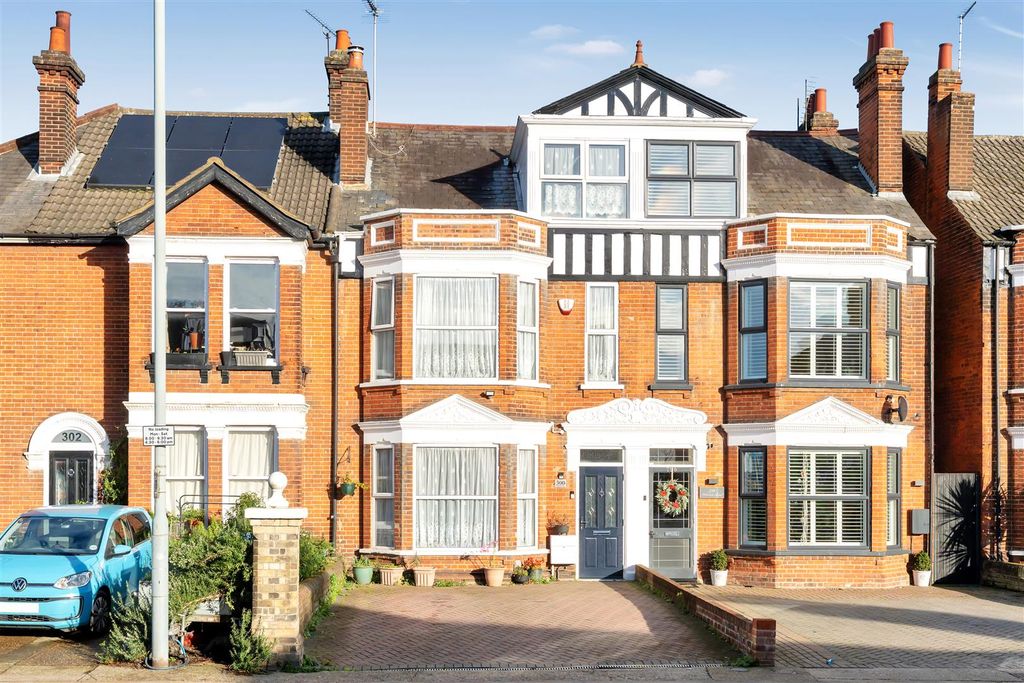 Property photo 1 of 16 Norwich Rd-07.Jpg