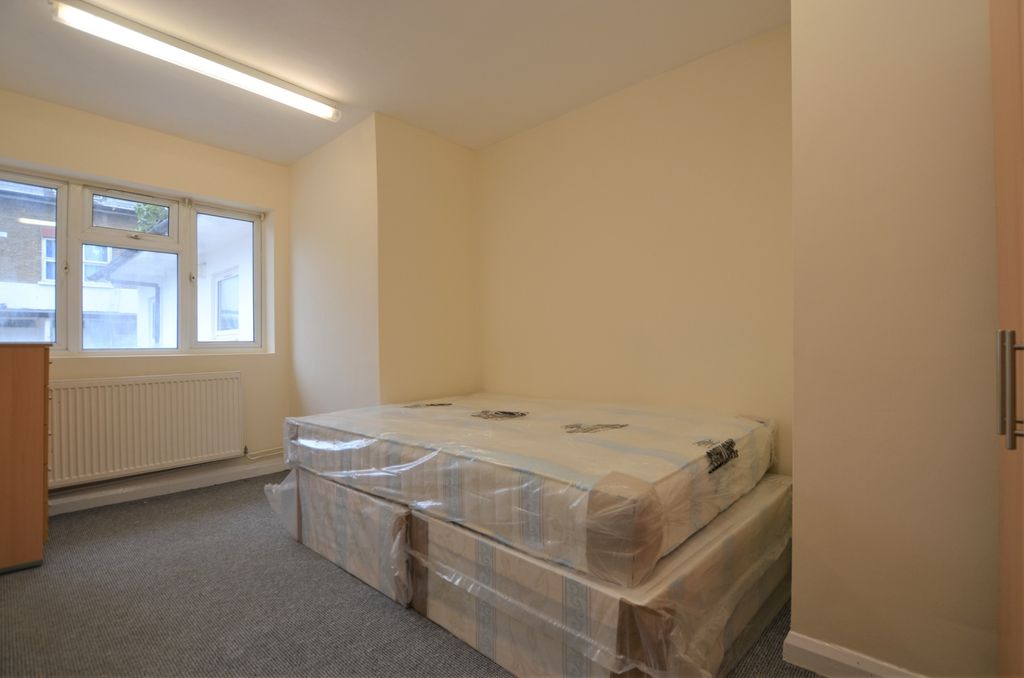 Property photo 3 of 6 Bedroom