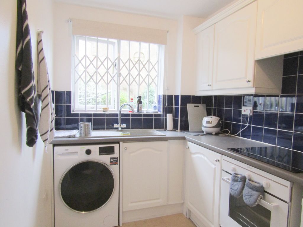 Property photo 3 of 9 Kitchen