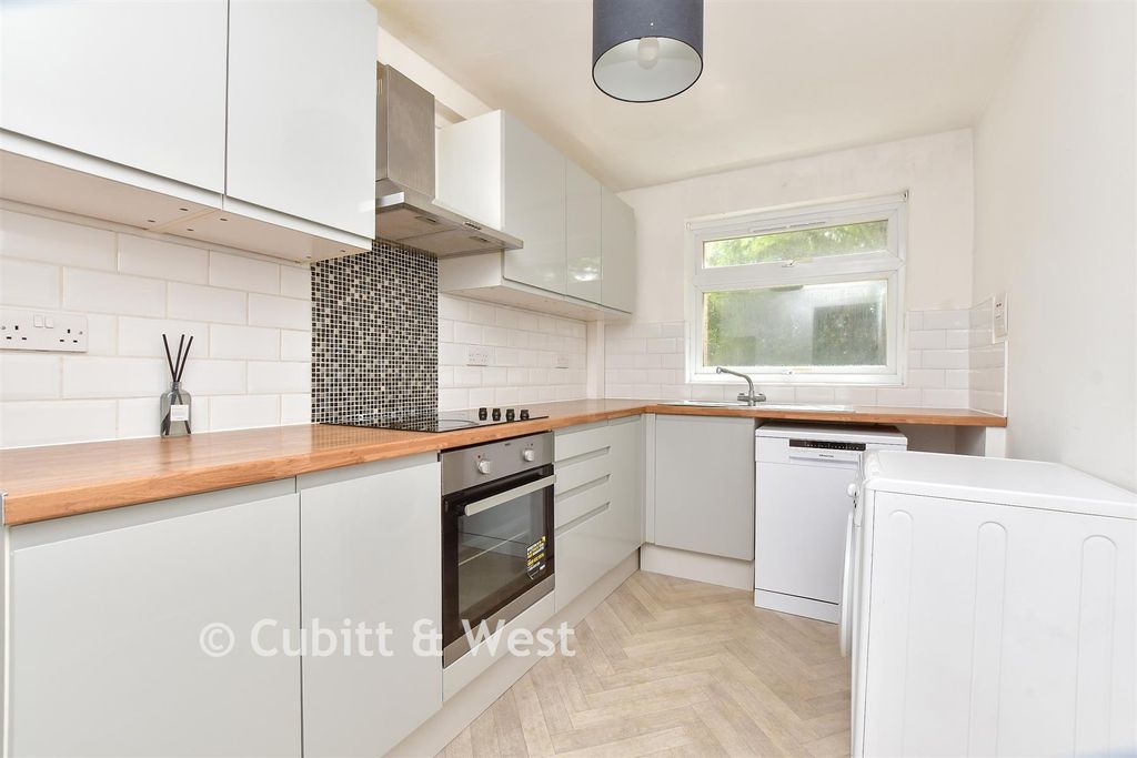 Property photo 3 of 11 Kitchen