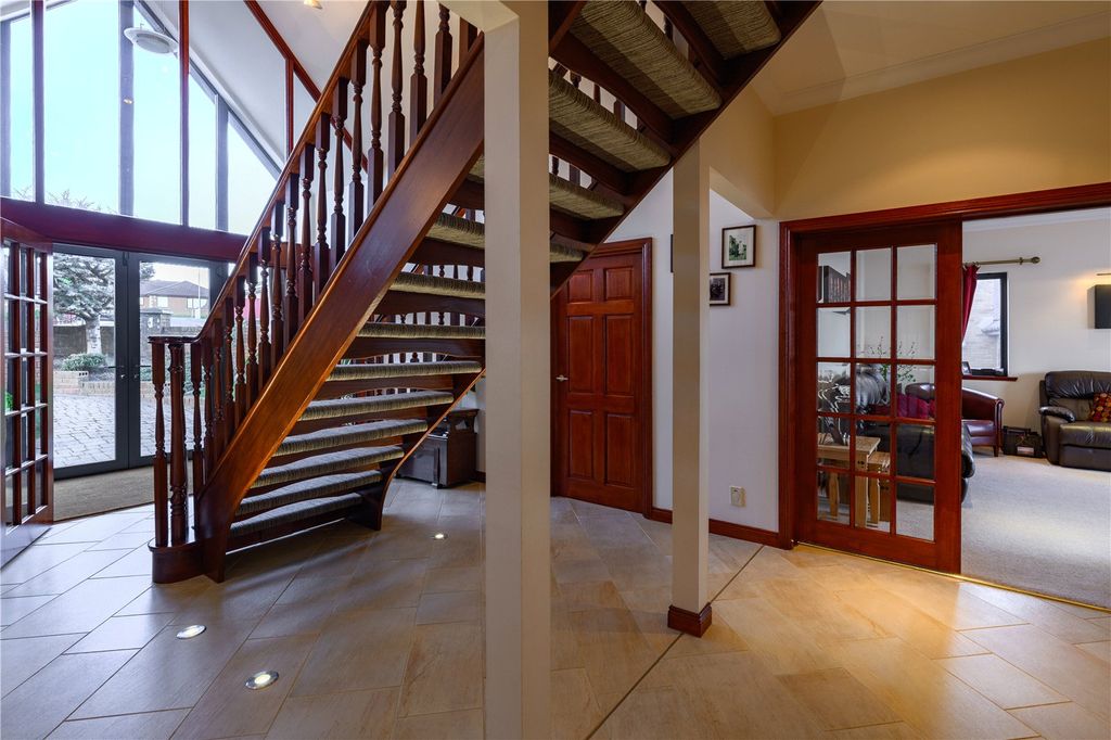 Property photo 3 of 23 Entrance Hall