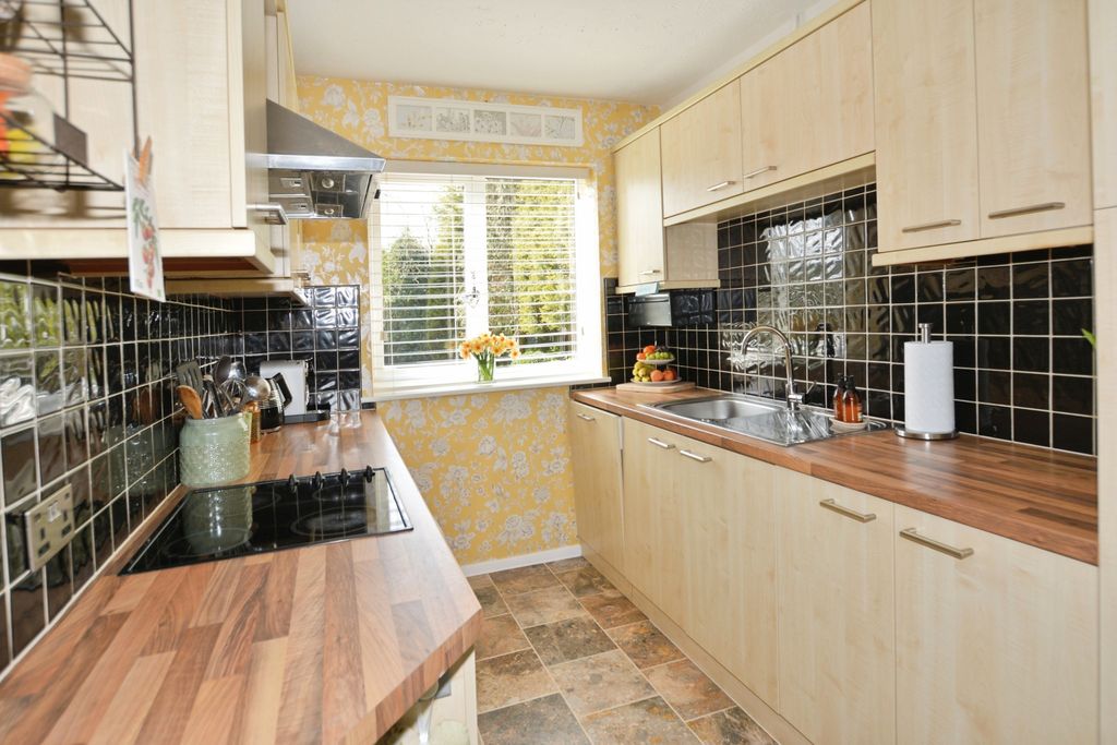 Property photo 2 of 17 Kitchen