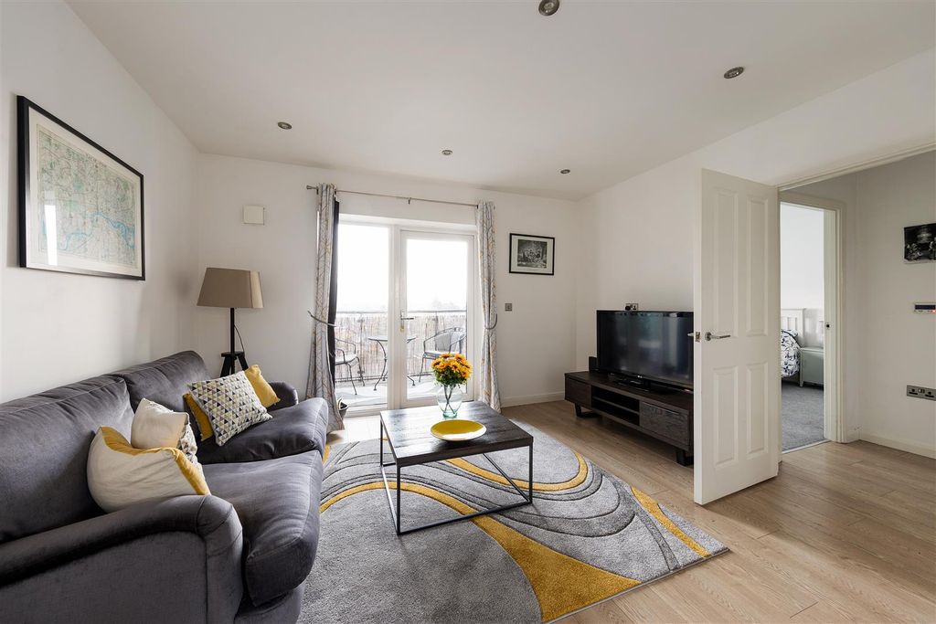 Property photo 2 of 19 Thornbury Way, E17