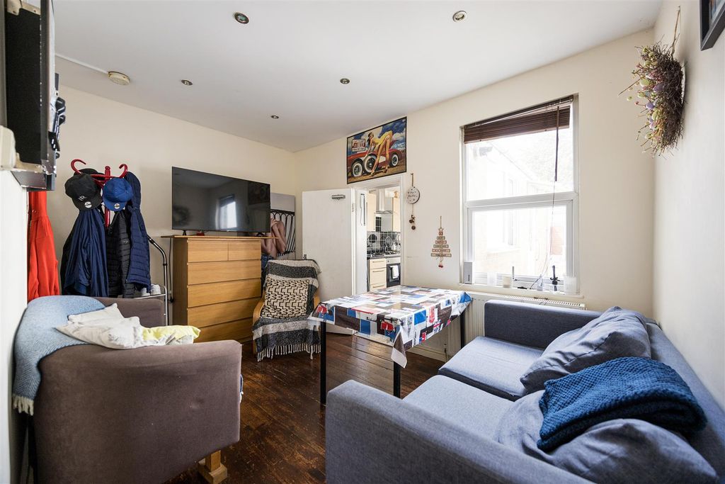 Property photo 2 of 17 Huddlestone Road, E7