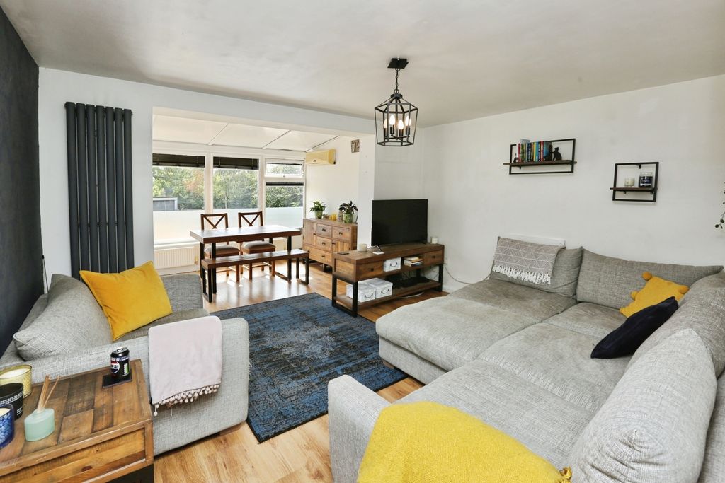 Property photo 3 of 11 Pbox-Img.Jpg