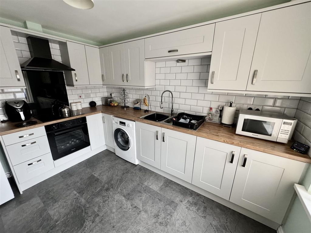 Property photo 3 of 13 Kitchen