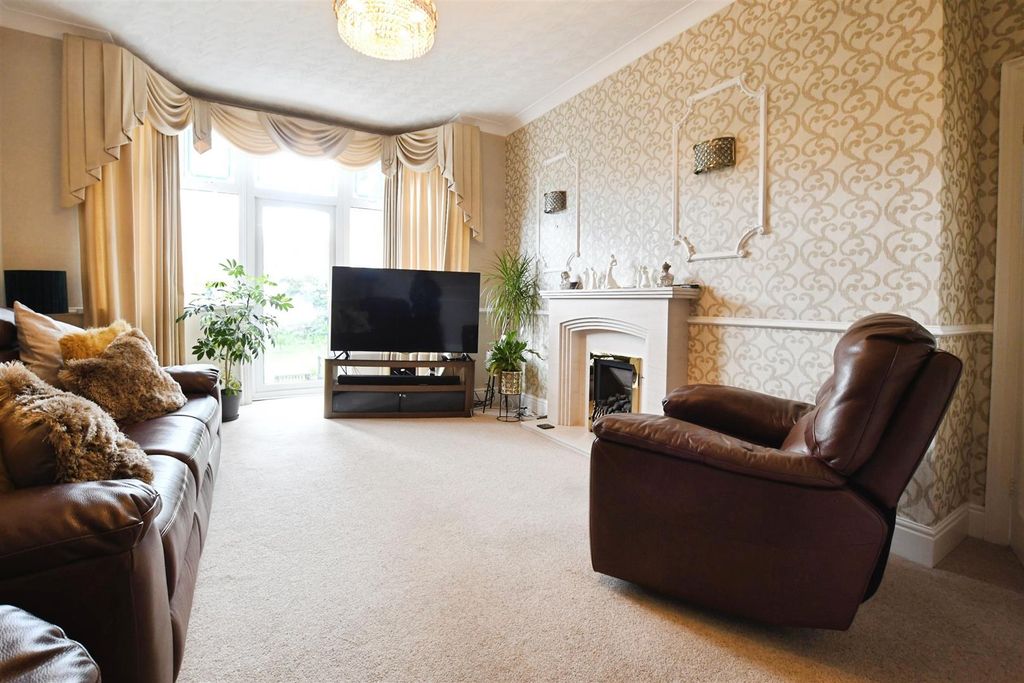 Property photo 1 of 27 Sitting Room