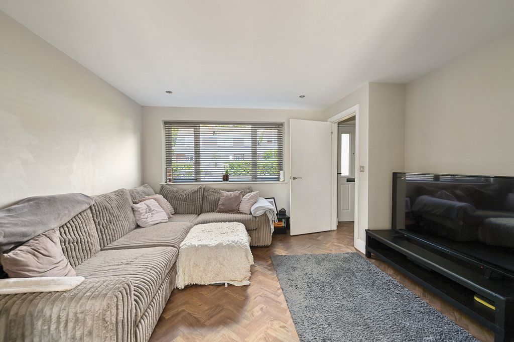 Property photo 3 of 10 Cheviot Road (8)