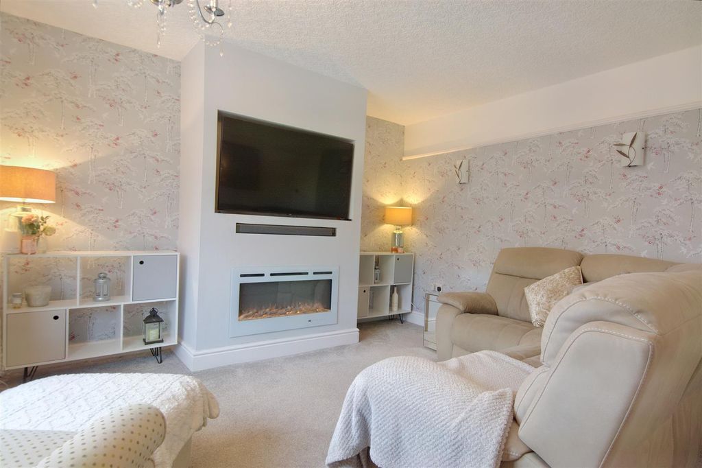 Property photo 2 of 18 Lounge