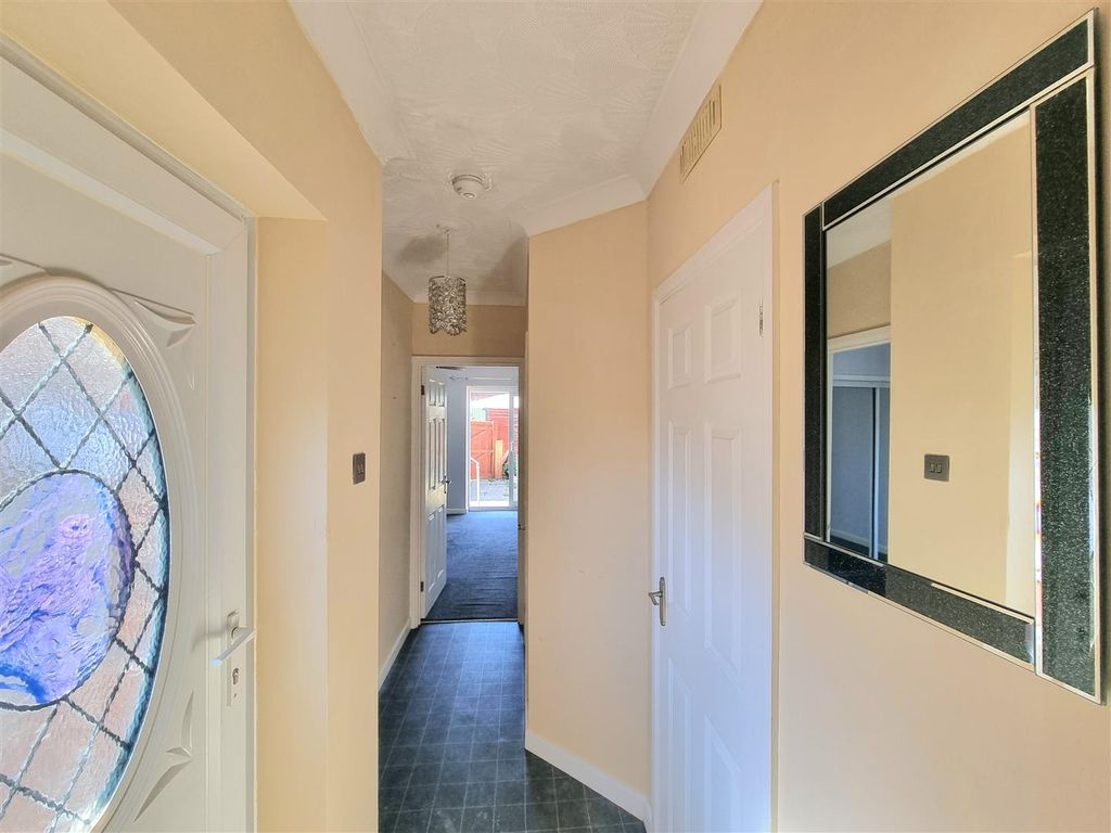 Property photo 2 of 11 Hallway