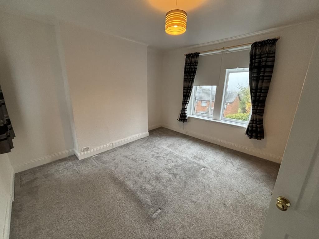 Property photo 2 of 9 A Bright And Clean Double Bedroom Featuring A Larg...