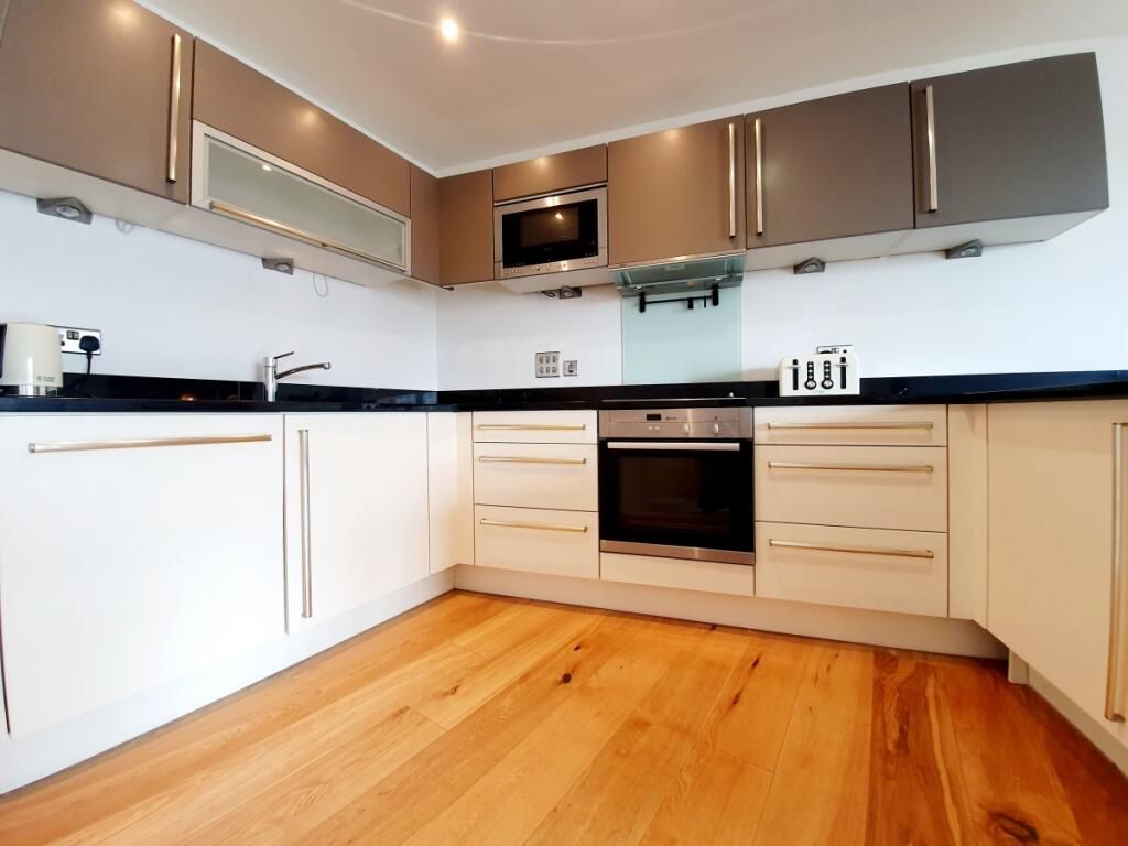 Property photo 1 of 6 2 Bed Flat To Rent Harrier House, London Sw11