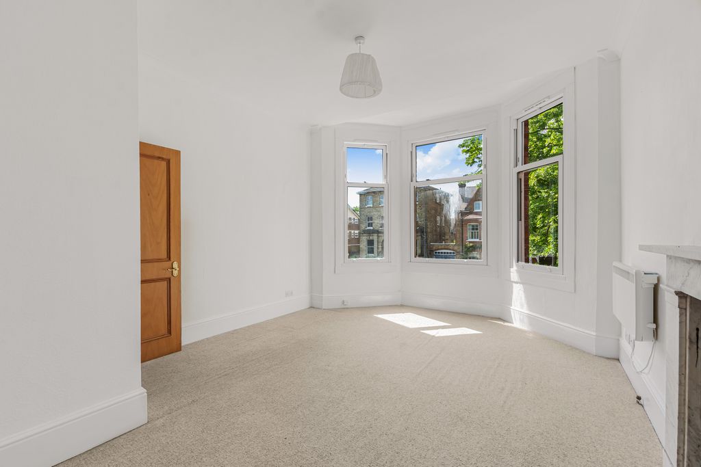Property photo 3 of 6 Flat 5, 7 Parklands, Surbiton, Surrey, Kt5 8Ea