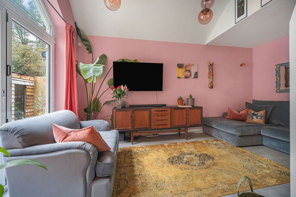 Property photo 2 of 29 Lounge