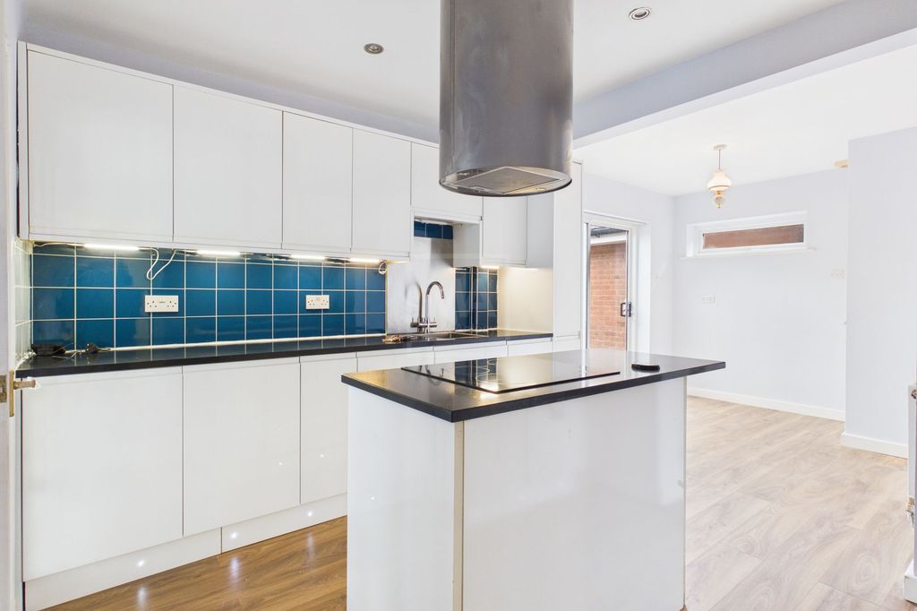 Property photo 3 of 17 Kitchen